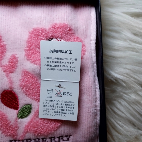 NIB Burberry Hand Towel - Picture 2 of 5